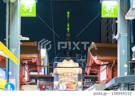 【東京都】浅草の新仲見世商店街から見える夜の東京スカイツリー 【東京都】浅草の新仲見世商店街から見える夜の東京スカイツリー 138948152