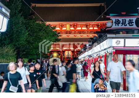 【東京都】ライトアップされた夜の浅草寺 138948155