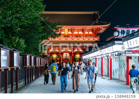【東京都】ライトアップされた夜の浅草寺 【東京都】ライトアップされた夜の浅草寺 138948159