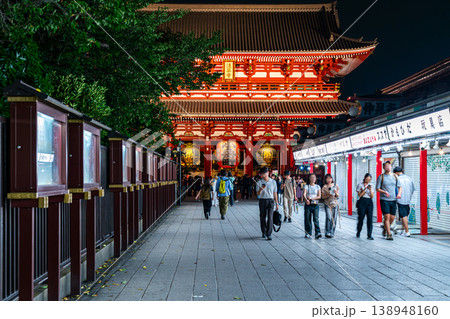 【東京都】ライトアップされた夜の浅草寺 138948160