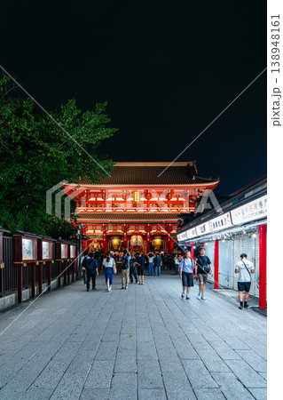 【東京都】ライトアップされた夜の浅草寺 【東京都】ライトアップされた夜の浅草寺 138948161