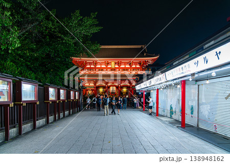 【東京都】ライトアップされた夜の浅草寺 【東京都】ライトアップされた夜の浅草寺 138948162