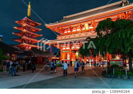 【東京都】ライトアップされた夜の浅草寺 【東京都】ライトアップされた夜の浅草寺 138948164
