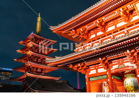 【東京都】ライトアップされた夜の浅草寺 138948166