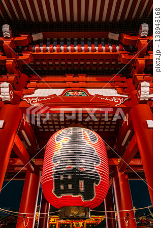 【東京都】ライトアップされた夜の浅草寺 138948168