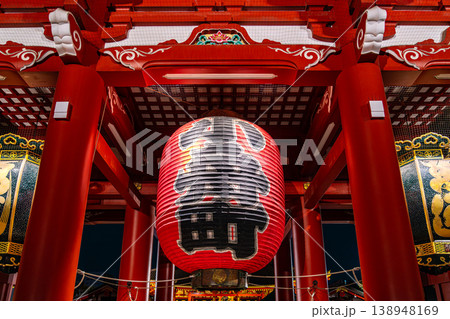 【東京都】ライトアップされた夜の浅草寺 138948169
