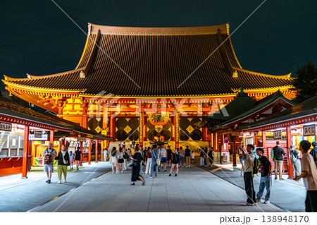 【東京都】ライトアップされた夜の浅草寺 138948170
