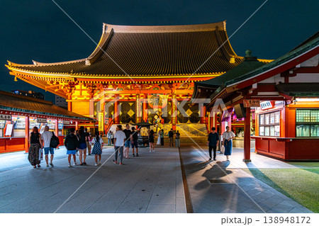 【東京都】ライトアップされた夜の浅草寺 【東京都】ライトアップされた夜の浅草寺 138948172