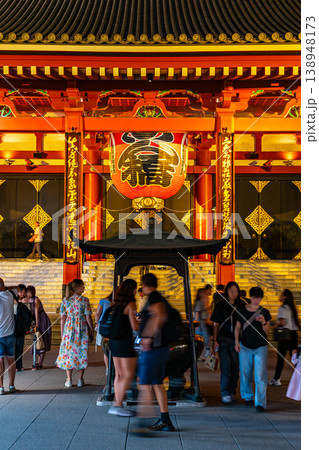【東京都】ライトアップされた夜の浅草寺 138948173