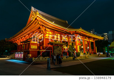 【東京都】ライトアップされた夜の浅草寺 138948179