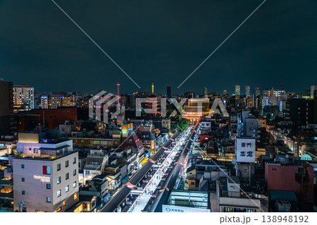 【東京都】俯瞰で見る夜の浅草寺の仲見世通り 138948192