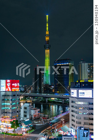 【東京都】浅草から見える夜の東京スカイツリー 【東京都】浅草から見える夜の東京スカイツリー 138948194