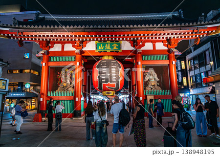 【東京都】ライトアップされた夜の浅草寺 138948195