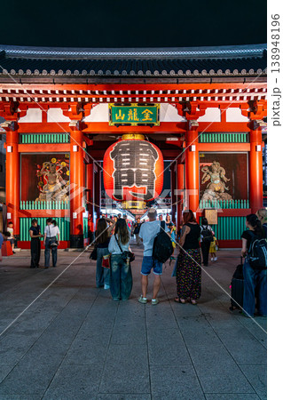 【東京都】ライトアップされた夜の浅草寺 138948196