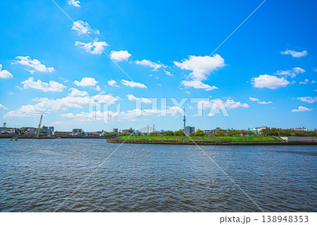 初夏の青空の広がる東京葛飾の中川の風景 初夏の青空の広がる東京葛飾の中川の風景 138948353
