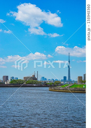 初夏の青空の広がる東京葛飾の中川の風景 138948360
