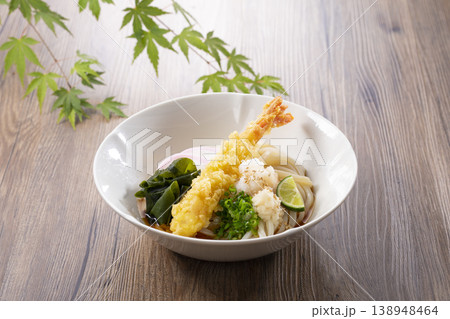 えび天ぶっかけうどん つゆをかけるイメージ えび天ぶっかけうどん つゆをかけるイメージ 138948464