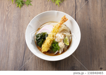 えび天ぶっかけうどん つゆをかけるイメージ えび天ぶっかけうどん つゆをかけるイメージ 138948465