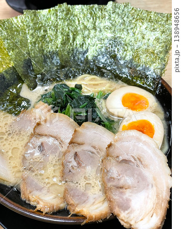 濃厚なとんこつ醤油ラーメン（全部のせ） 138948656