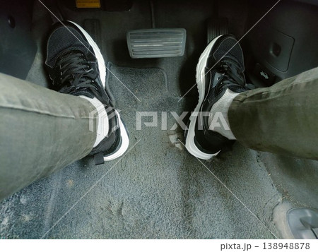 運転席の足元と車のペダル 138948878