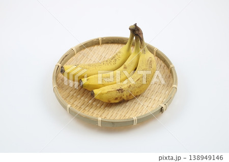 シンプルな構成の完熟バナナの風景 138949146
