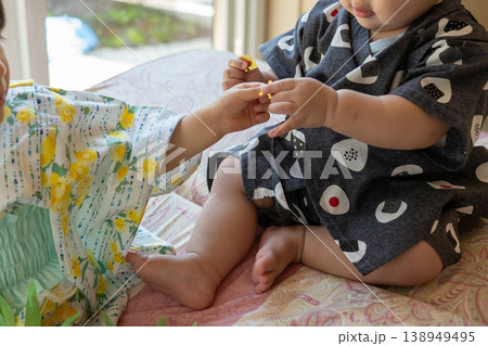 部屋で遊ぶ浴衣の子供たち 138949495