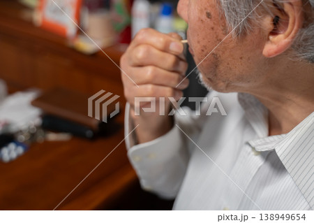 爪楊枝で歯に挟まった食べ物をとる高齢男性 爪楊枝で歯に挟まった食べ物をとる高齢男性 138949654