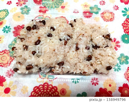 使い捨てパックに詰めた家庭のお赤飯 使い捨てパックに詰めた家庭のお赤飯 138949796