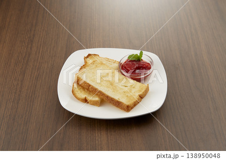 イチゴジャムとトーストの軽い朝食イメージ イチゴジャムとトーストの軽い朝食イメージ 138950048