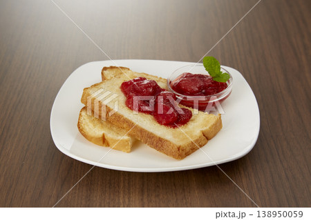 イチゴジャムとトーストの軽い朝食イメージ イチゴジャムとトーストの軽い朝食イメージ 138950059