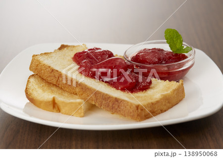 イチゴジャムとトーストの軽い朝食イメージ 138950068