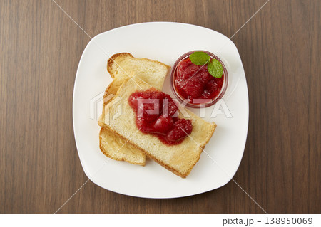 イチゴジャムとトーストの軽い朝食イメージ 138950069