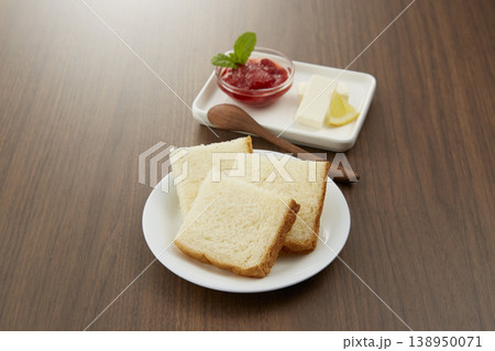 イチゴジャムと食パンの軽い朝食イメージ イチゴジャムと食パンの軽い朝食イメージ 138950071