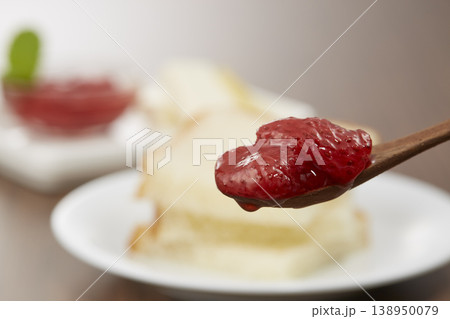 美味しそうないちごのコンフィチュールを使った朝食イメージ 美味しそうないちごのコンフィチュールを使った朝食イメージ 138950079