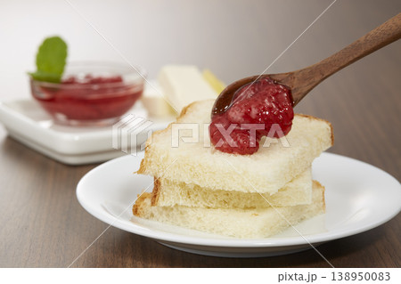 美味しそうないちごのコンフィチュールを使った朝食イメージ 138950083
