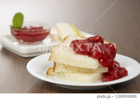 美味しそうないちごのコンフィチュールを使った朝食イメージ 138950090