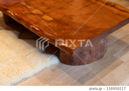 ローテーブルと羊毛ラグ 138950217