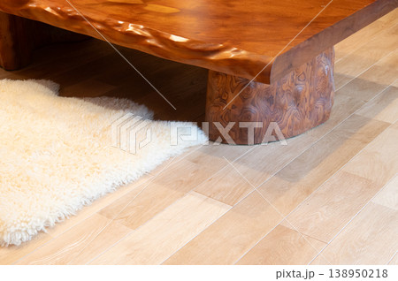 ローテーブルと羊毛ラグ 138950218