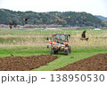 鳶が「トラクターを囲む会」の如く集団で耕運作業の現場を縦横無尽に飛び回り獲物を狩るアグレッシブな光景 138950530