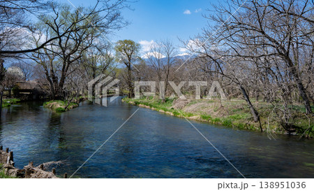 冠雪の北アルプスと清流 長野県白馬村 冠雪の北アルプスと清流 長野県白馬村 138951036