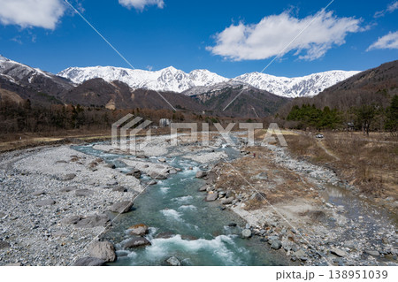 冠雪の北アルプスと清流　長野県白馬村 138951039