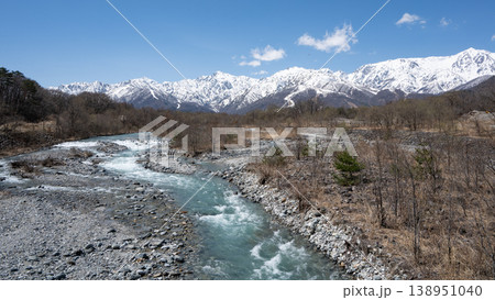 冠雪の北アルプスと清流 長野県白馬村 冠雪の北アルプスと清流 長野県白馬村 138951040