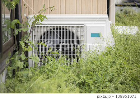 雑草に覆われたエアコン室外機 雑草に覆われたエアコン室外機 138951073