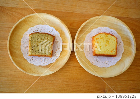 2種類のパウンドケーキを並べたシンプルなおやつ時間の風景 2種類のパウンドケーキを並べたシンプルなおやつ時間の風景 138951228