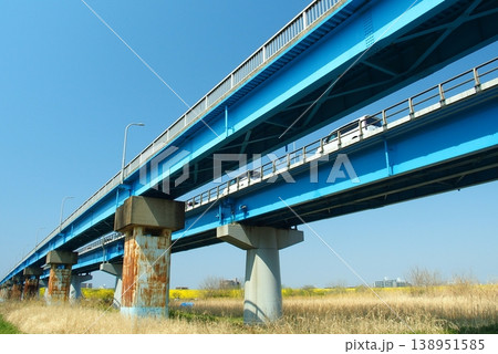 春の江戸川に架かる流山橋 春の江戸川に架かる流山橋 138951585