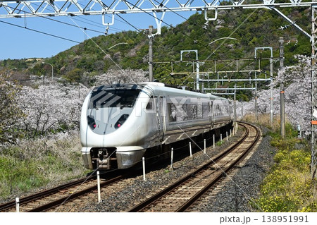 山中渓 約1000本の見事な桜並木 阪和線山中渓駅を通過する特急電車 山中渓 約1000本の見事な桜並木 阪和線山中渓駅を通過する特急電車 138951991