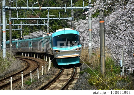 山中渓 約1000本の見事な桜並木 阪和線山中渓駅を通過する特急電車 山中渓 約1000本の見事な桜並木 阪和線山中渓駅を通過する特急電車 138951992