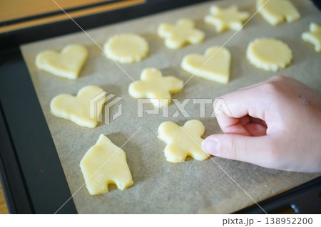 焼く前のクッキーを天板に並べる子どもの手作りお菓子準備風景 138952200