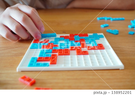 カラフルなブロックパズルで遊ぶ子どもの知育と集中の時間 138952201