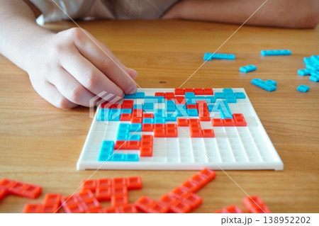 ブロックパズルを組み立てる子どもの手集中して遊ぶ知育の時間 ブロックパズルを組み立てる子どもの手集中して遊ぶ知育の時間 138952202